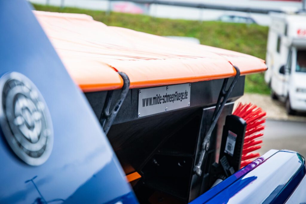 Pick-up mit Lehner Polaro XL Streuer mit 550 Liter Fassungsvermögen auf Pritsche