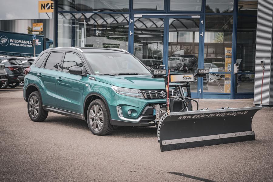 Suzuki Vitara Winterdienstfahrzeug mit Milde-Schneepflug, die ideale Alternative zum Suzuki Jimny